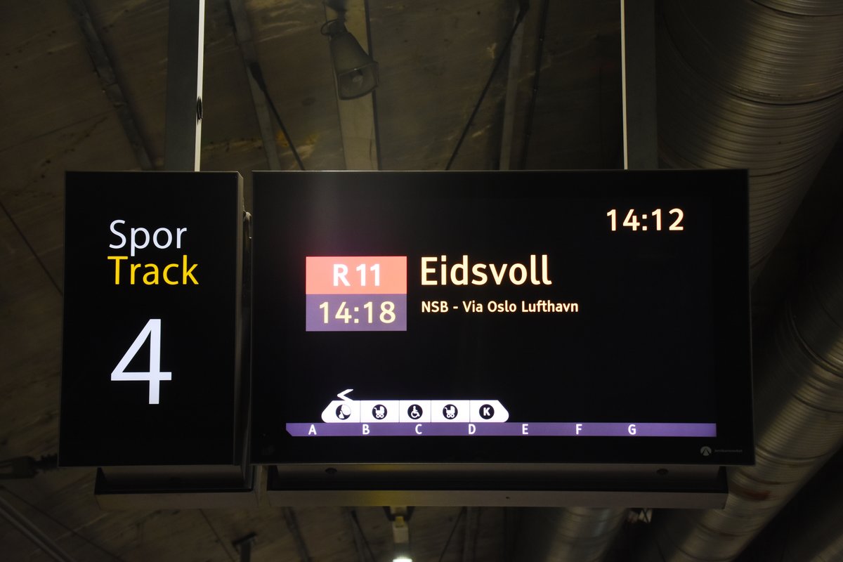 OSLO (Provinz Oslo), 03.06.2018, Zugzielanzeiger für den Regionalzug R 11 nach Eidsvoll im Bahnhof Nationalteatret