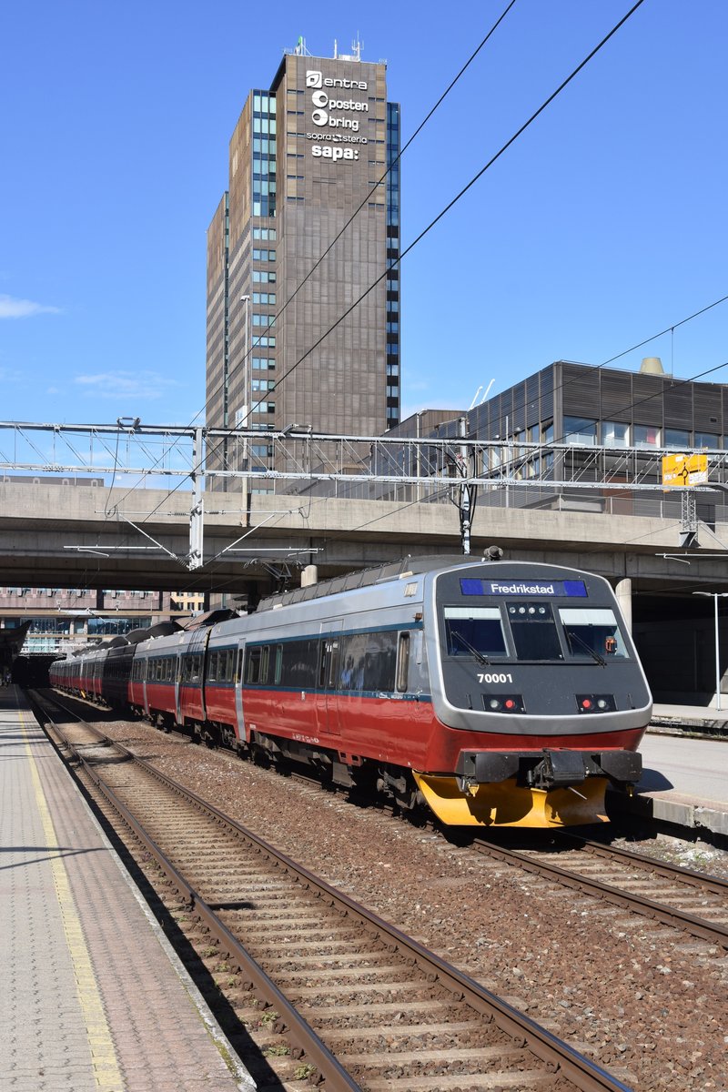 OSLO (Provinz Oslo), 06.09.2016, Wagen 70001 nach Fredrikstad im Bahnhof Oslo S(entrum)
