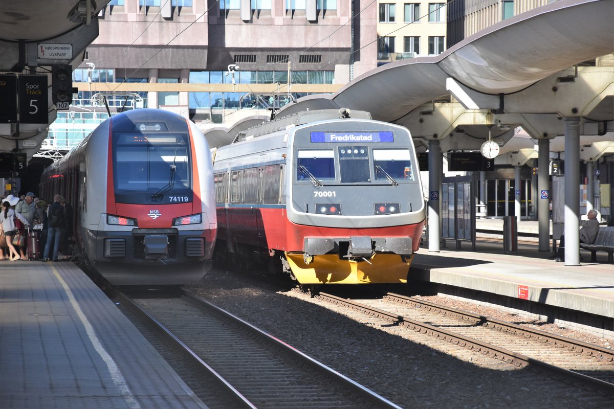 OSLO (Provinz Oslo), 06.09.2016, Wagen 74119 und Wagen 70001 nach Fredrikstad im Bahnhof Oslo S(entrum)