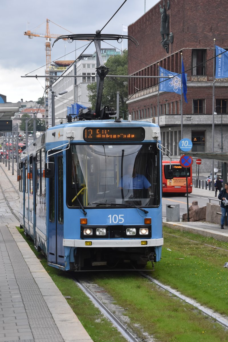 OSLO (Provinz Oslo), 06.09.2016, Wagen 105 als Linie 12 bei der Einfahrt in die Haltestelle Kontraskjæret