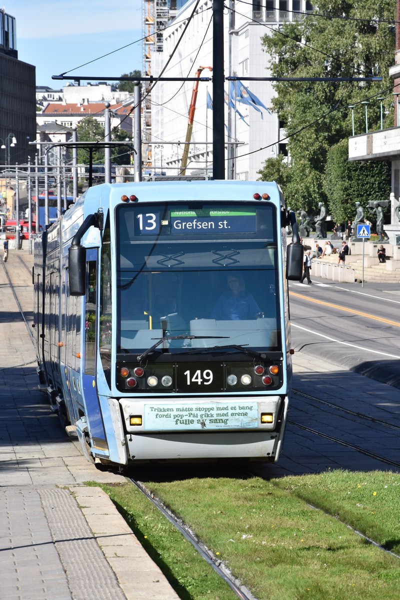 OSLO (Provinz Oslo), 07.09.2016, Wagen 149 als Linie 13 nach Grefsen stasjon bei der Einfahrt in die Haltestelle Kontraskjæret