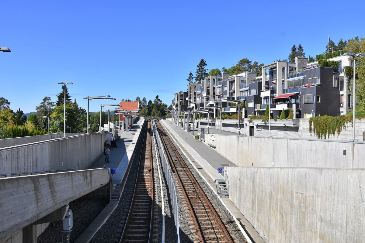 OSLO (Provinz Oslo), 08.09.2016, Bahnhof Holmenkollen der T-Bane (so wird die Metro bzw. die U-Bahn in Oslo genannt)