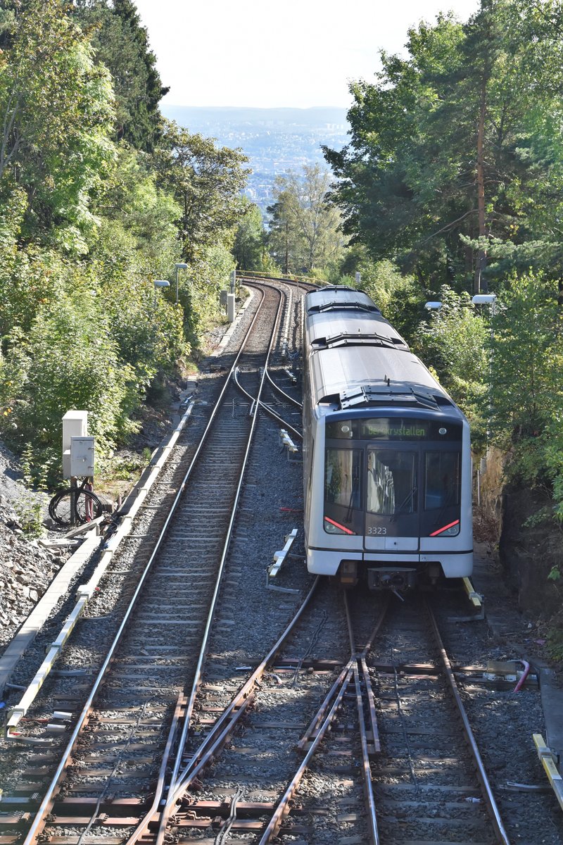 OSLO (Provinz Oslo), 08.09.2016, Wagen 3123 als Linie T1 nach Bergkrystallen nach Ausfahrt aus der Haltestelle Holmenkollen