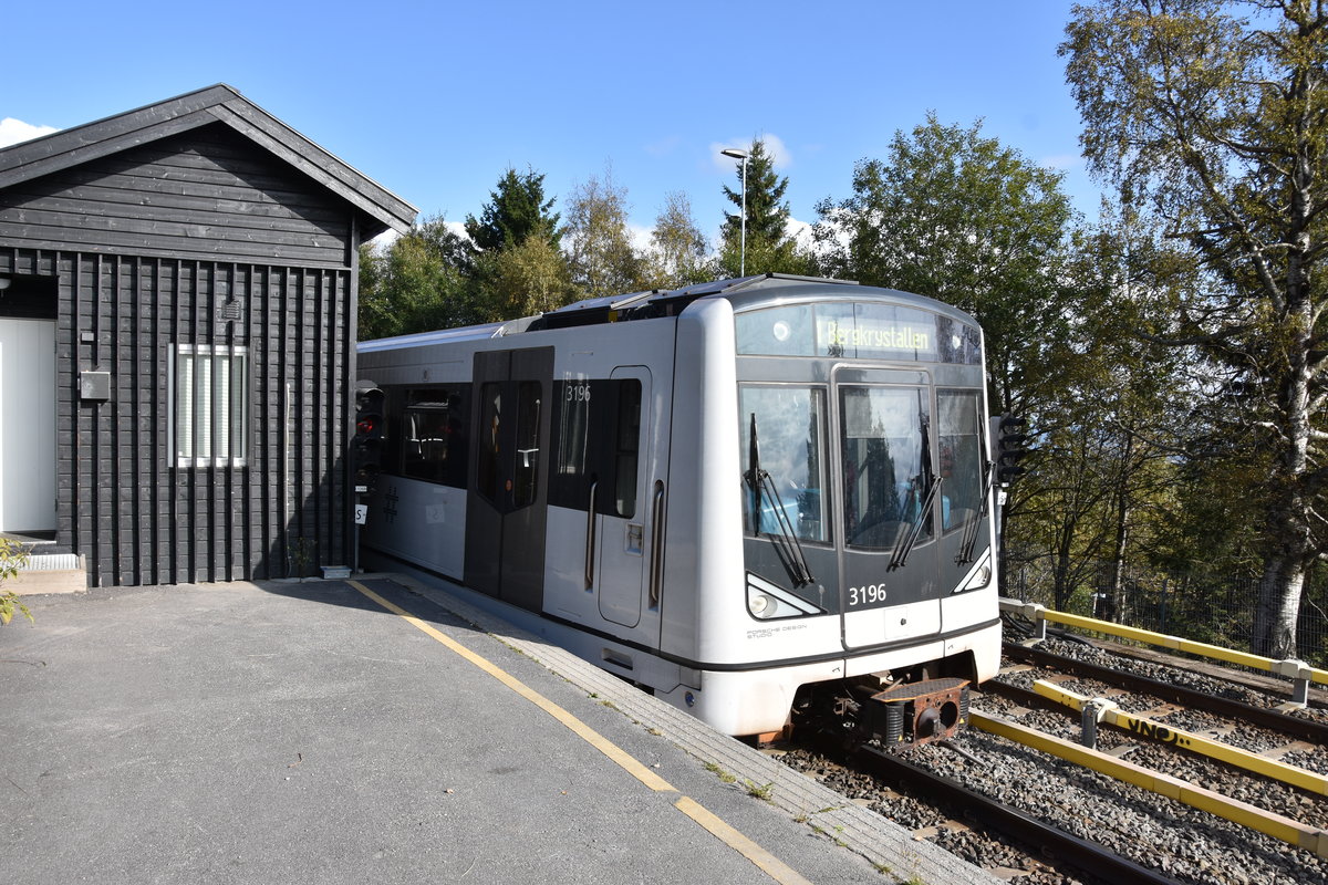OSLO (Provinz Oslo), 08.09.2016, Wagen 3196 als Linie T1 nach Bergkrystallen fährt vom Abstellgleis in die Starthaltestelle Frognerseteren ein