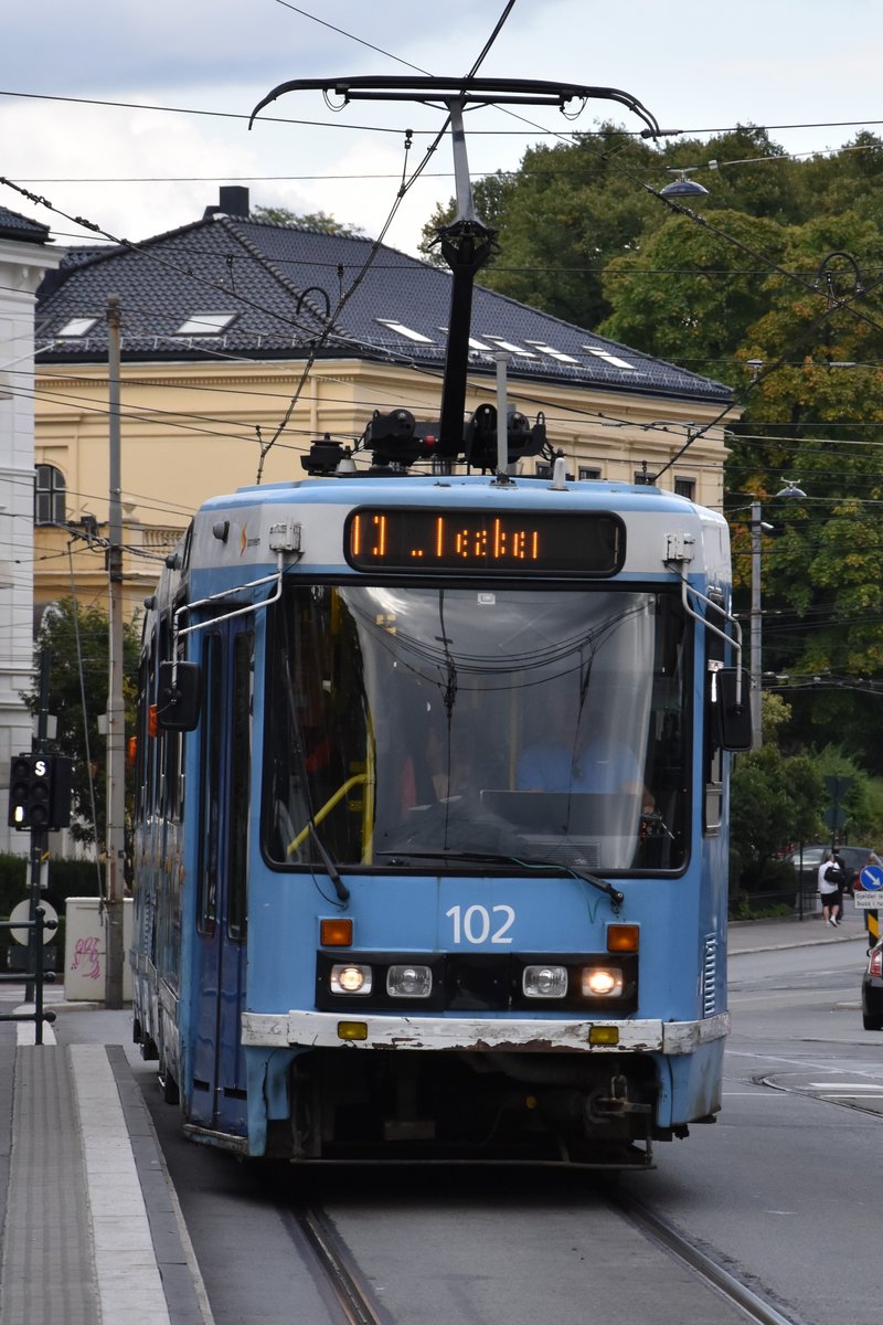 OSLO (Provinz Oslo), 08.09.2016, Wagen 102 als Linie 13 nach Lilleaker bei der Einfahrt in die Haltestelle Solli