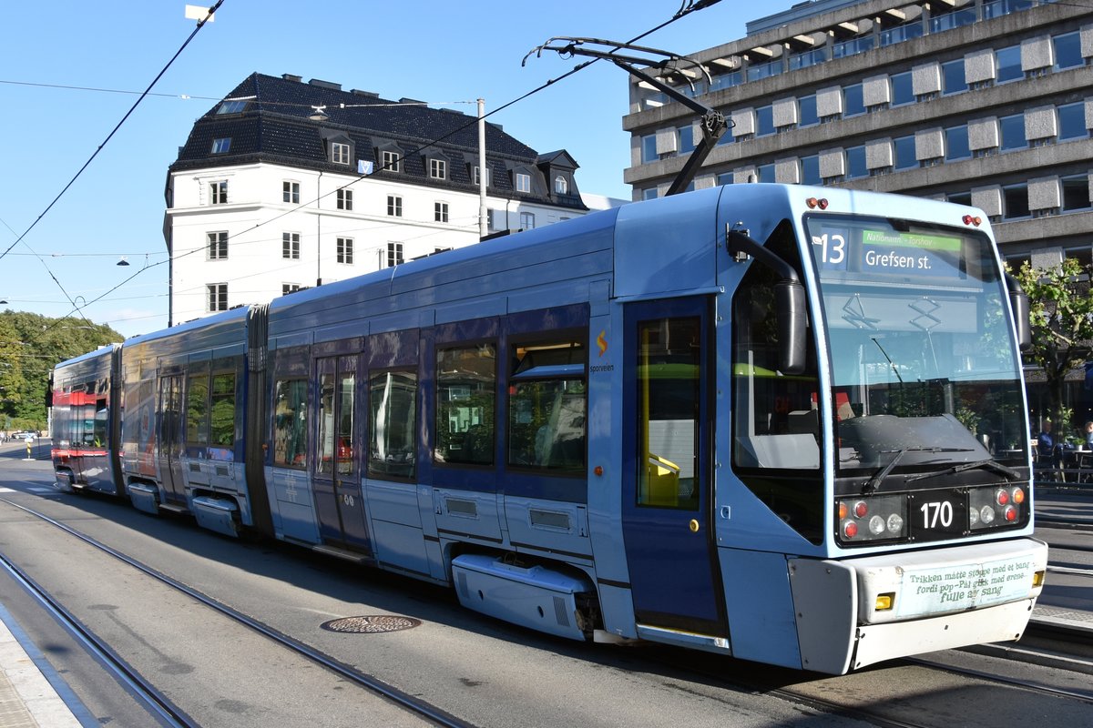 OSLO (Provinz Oslo), 12.09.2016, Wagen 170 als Linie 13 nach Grefsen stasjon in der Haltestelle Solli