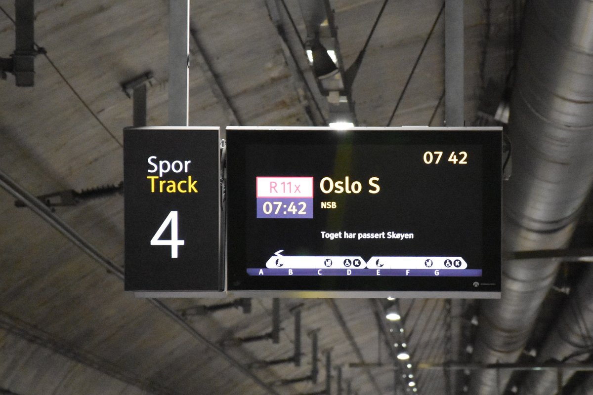 OSLO (Provinz Oslo), 13.09.2016, Zugzielanzeiger im Bahnhof Nationaltheatret
