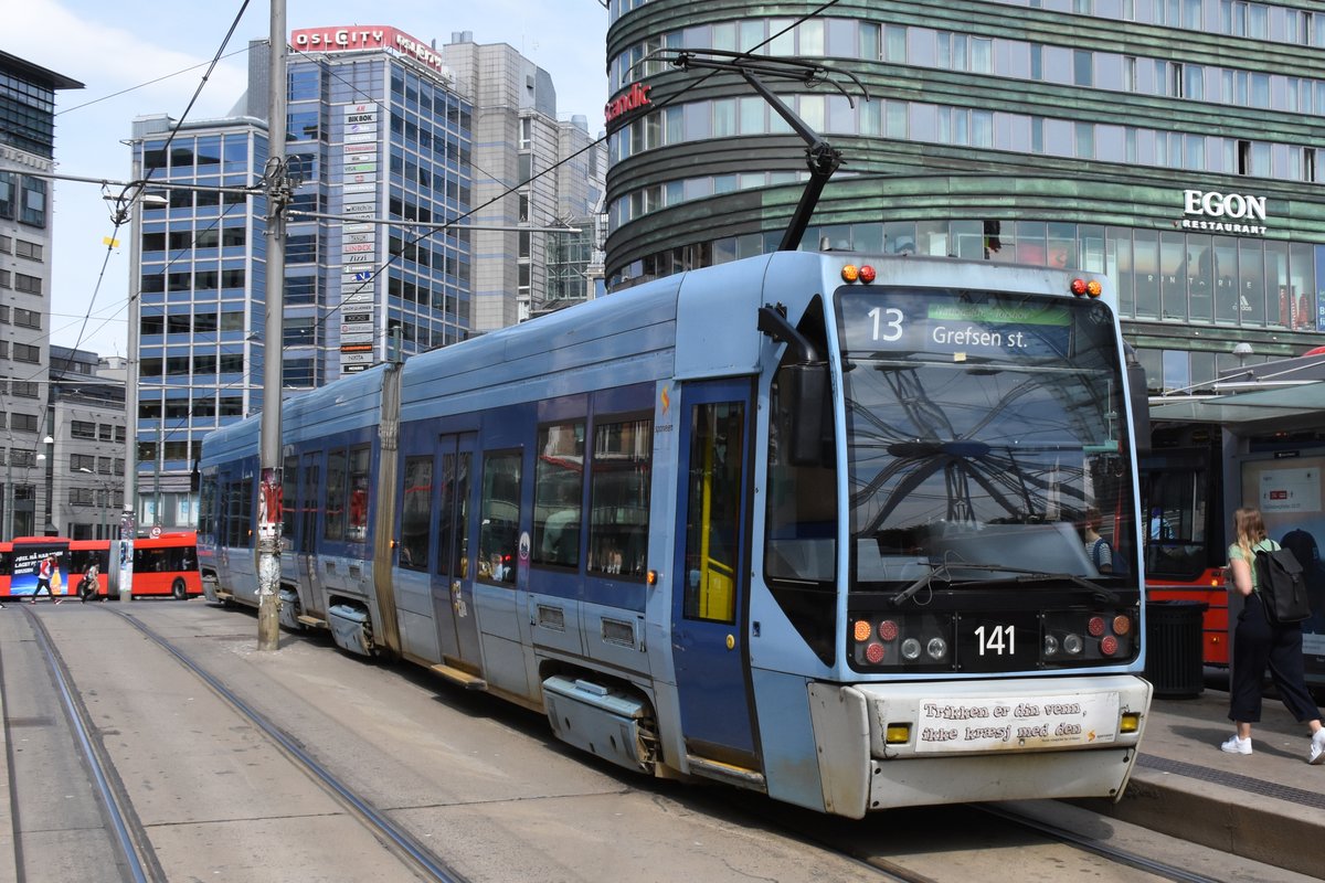 OSLO (Provinz Oslo), 28.05.2018, Wagen  141 als Tramlinie 13 nach Grefsen stasjon an der Haltestelle Jernbanetorget
