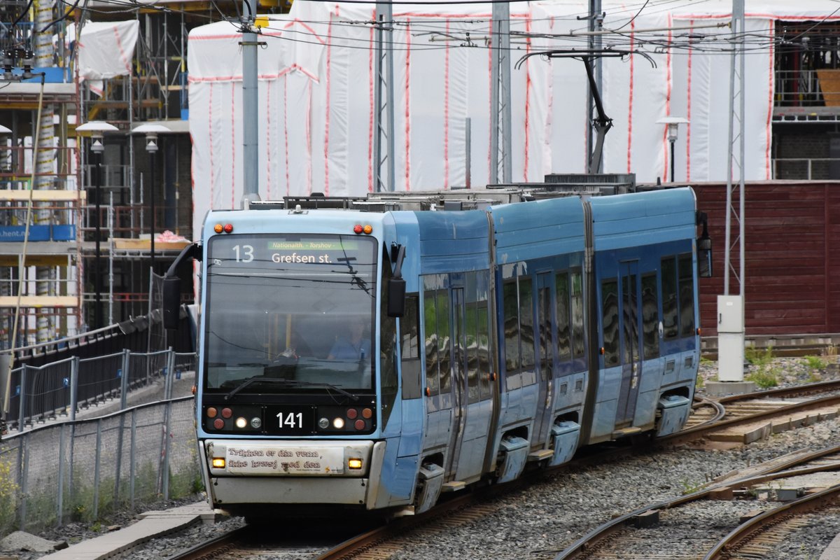 OSLO (Provinz Oslo), 28.05.2018, Wagen 141 als Tramlinie 13 nach Grefsen stasjon bei der Einfahrt in die Haltestelle Lilleaker