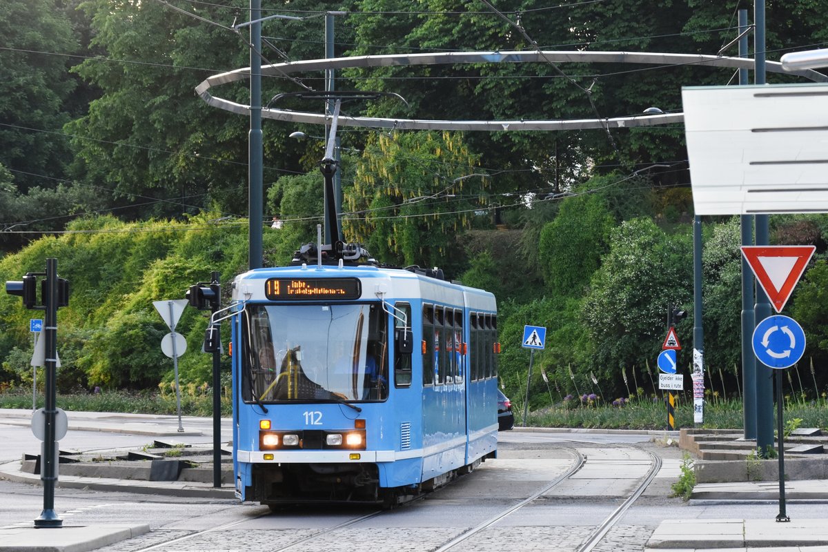 OSLO (Provinz Oslo), 30.05.2018, Wagen 112 als Tramlinie 19 nach Ljabru bei der Einfahrt in die Haltestelle Nationalteatret