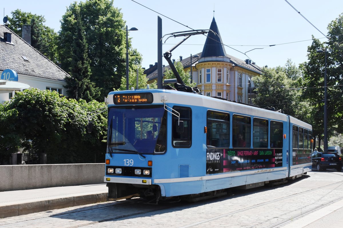 OSLO (Provinz Oslo), 31.05.2018, Wagen 139 als Tramlinie 12 nach Majorstuen bei der Einfahrt in die Haltestelle Frogner plass