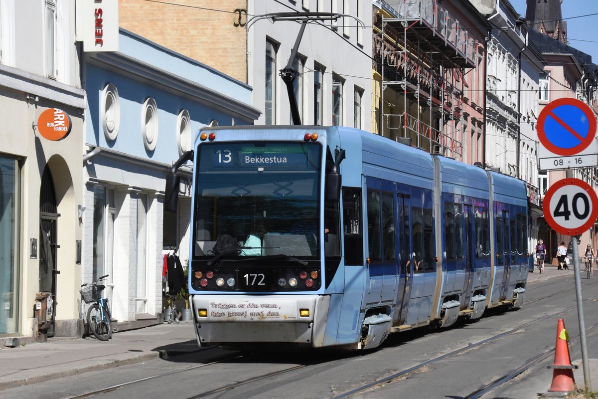 OSLO (Provinz Oslo), 31.05.2018, Wagen 172 als Tramlinie 13 nach Bekkestua bei der Einfahrt in die Haltestelle Olav Ryes plass