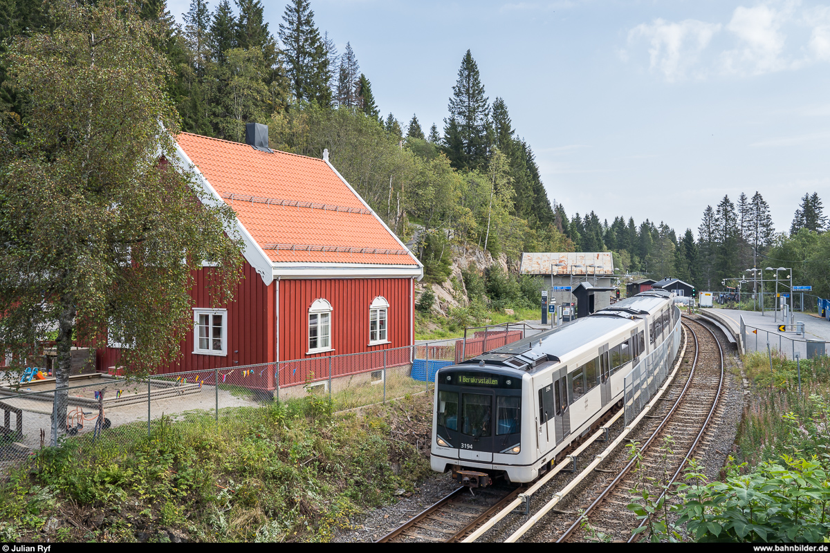 Oslo T-bane Wagen 3194 am 27. August 2019 auf der Linie 1 / Holmenkollenbahn verlässt gerade die Station Voksenkollen Richtung Stadtzentrum.