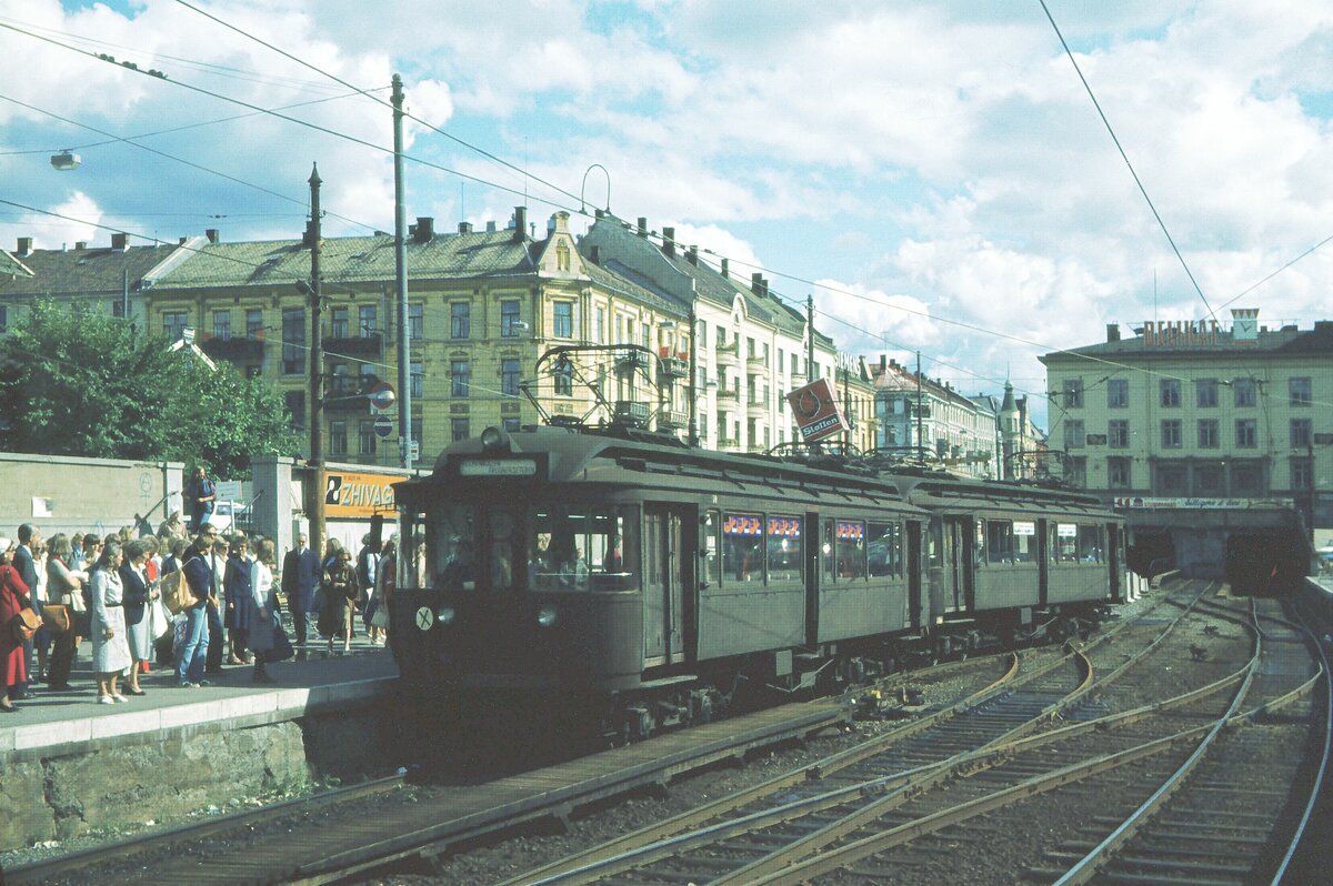 Oslo_22-08-1979 Abfahrbereiter Zug in Majorstuen zum Holenkollen