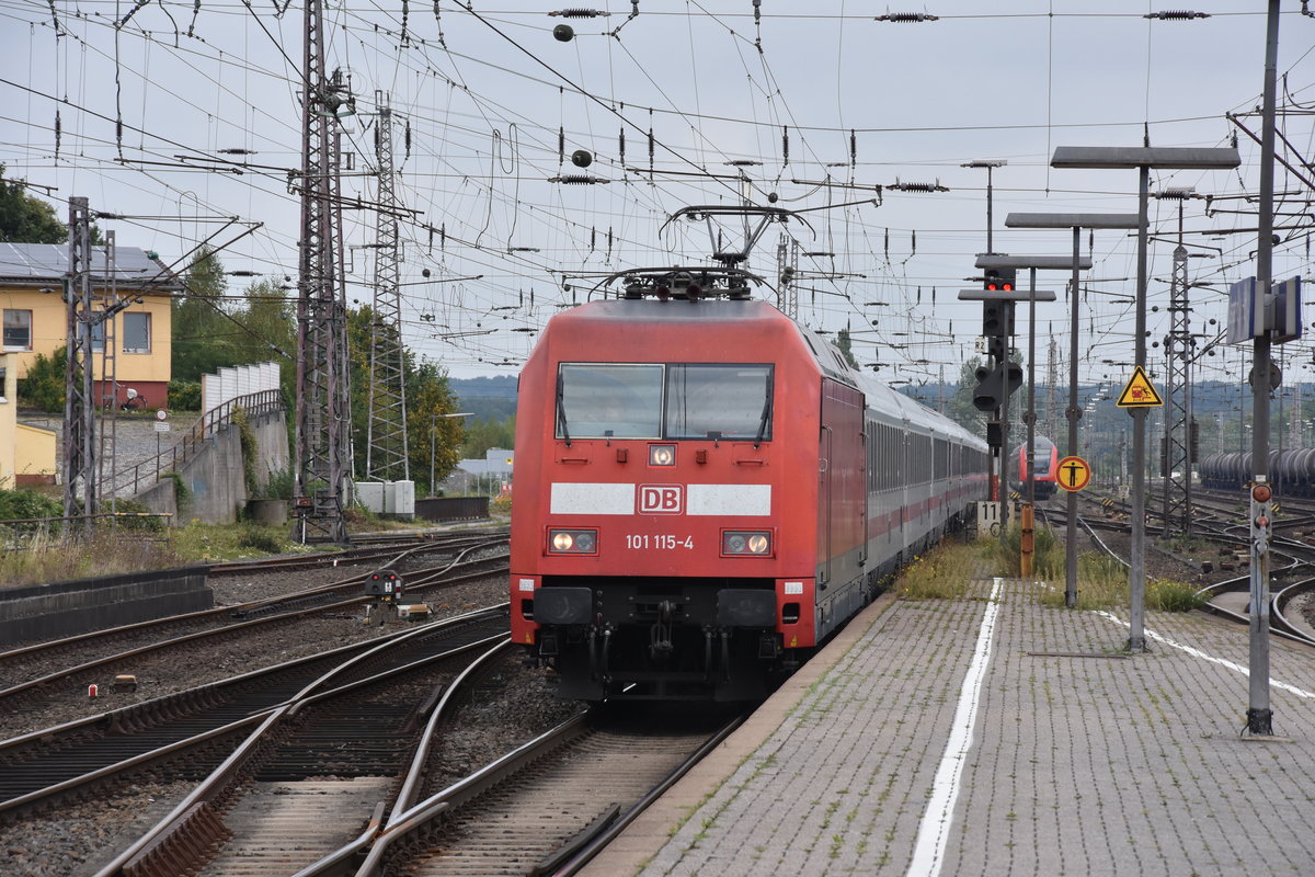 OSNABRÜCK, 03.09.2016, 101 115-4 vor einem IC in Richtung Köln bei der Einfahrt in Osnabrück Hbf
