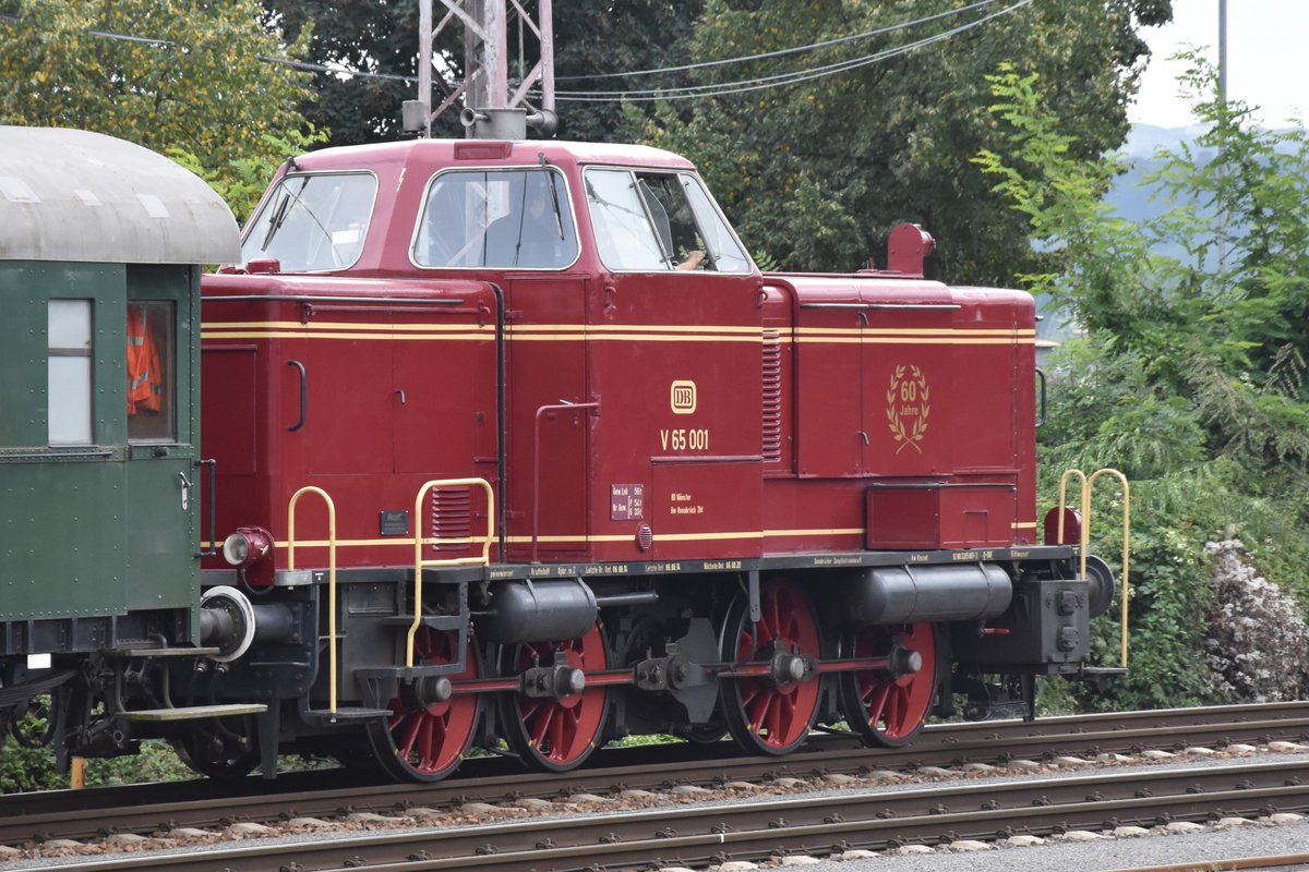 OSNABRÜCK, 03.09.2016, V 65 001 bei der Durchfahrt durch Osnabrück Hbf; diese Lok gehört heute den Osnabrücker Dampflokfreunden