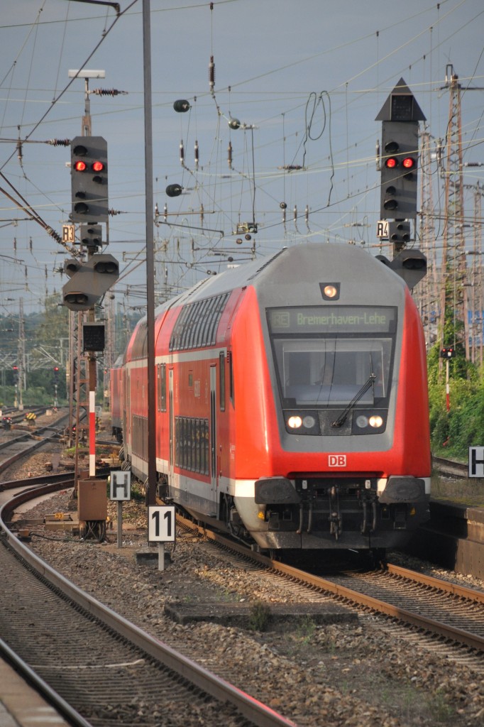 OSNABRÜCK, 14.08.2014, ein RE von Bremerhaven-Lehe  bei der Einfahrt in den Zielbahnhof  Osnabrück Hbf, dieser Zug fährt fährt kurz danach wieder zurück
