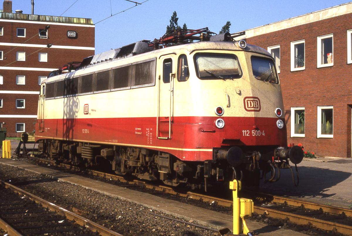 Osnabrück HBF Po am 30.6.1987 um 8.45 Uhr:
112500 der DB als Reservelok.