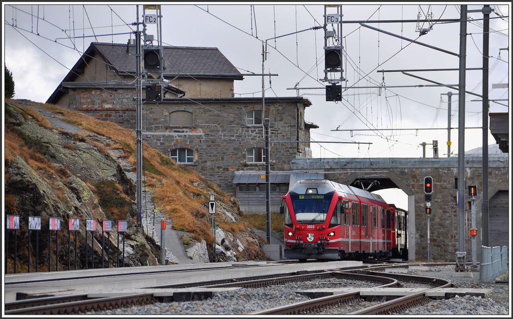 Ospizio Bernina 2253m Einfahrt Nordseite zum Bahnhof und zur gedeckten Drehscheibe (rechts nicht sichtbar). R1656 mit ABe 8/12 3502. (08.10.2015)