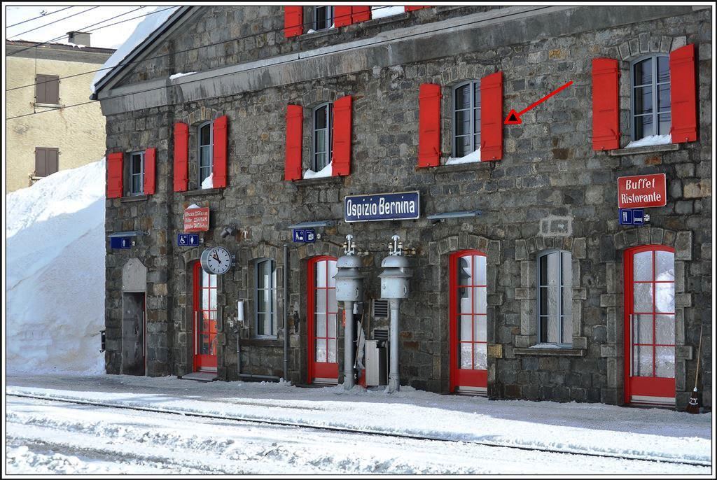 Ospizio Bernina 2253m ü/M, höchstgelegene Bahnstation der RhB. Das Buffet wurde letzten Sommer renoviert, wie auch die vier hübschen Gästezimmer im oberen Stock. Letzten Freitag haben meine Frau und ich im Zimmer Pontresina (Pfeil) übernachtet und haben die unglaubliche Stille an diesem abgelegenen Ort genossen. Das Ableutewerk kündigte um 06.00 Uhr die Schneeschleuder aus Poschiavo an, was die Nacht für mich doch etwas verkürzte. Tante grazie a Clarissa per la ospitalitá. Reservationen:http://www.daprimo.com/ (21.02.2014)