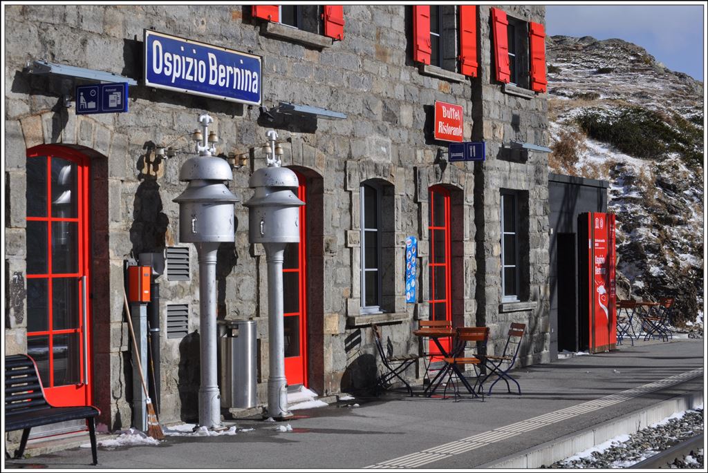 Ospizio Bernina 2253m ü/M. mit Warteraum, WC, Buffet und vier schönen Zimmern zum Übernachten. (23.10.2014)