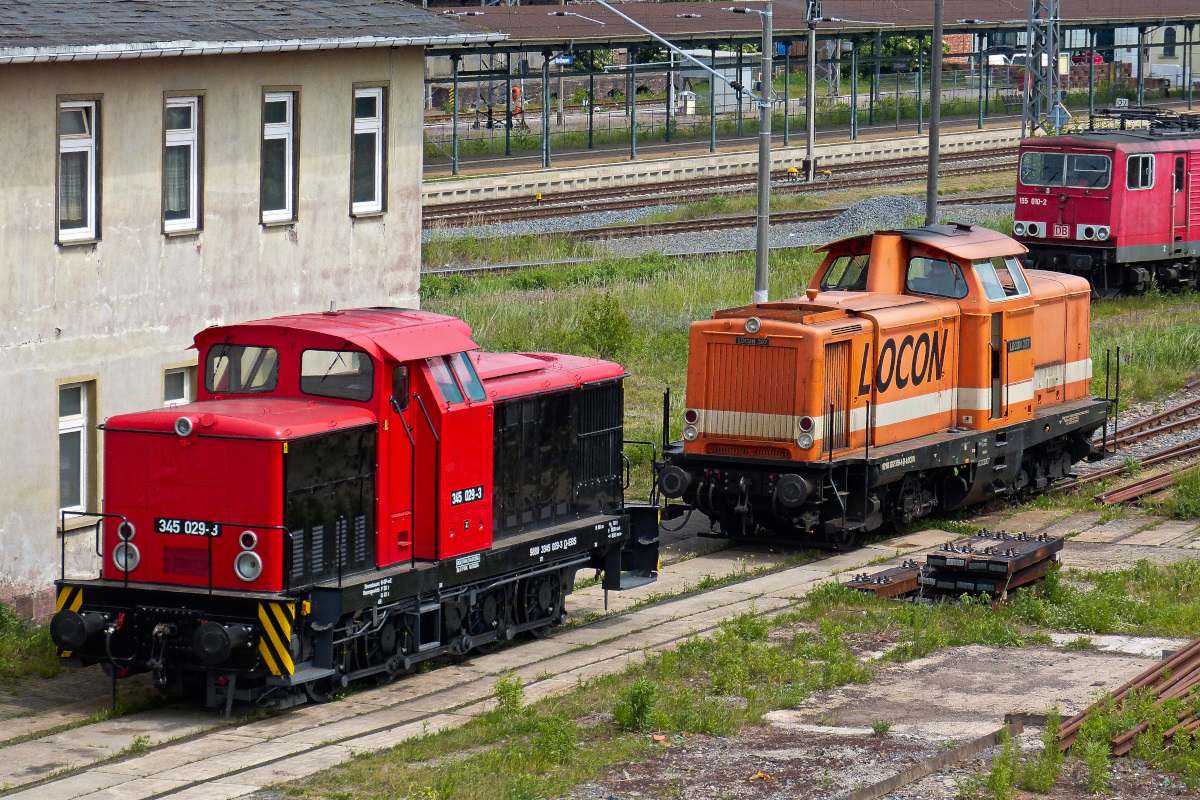 Ost V60 (EBS 345 029-3) und West V100 (Locon207) stehen sich Auge um Auge gegenüber. Bahnhof Nordhausen 25.05.2015