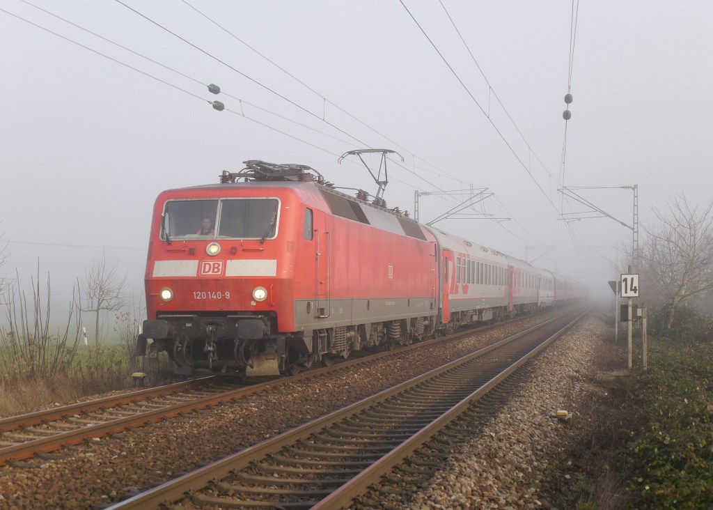 Ost-West-Express EN452=Moskau-Berlin-Paris. Der letzte durchgehende Zug von Moskau nach Paris im alten Jahr. Für die Bespannung von Berlin bis nach Kehl am 30.12.13 war die DB 120 140 zuständig, die bei Kehl-Neumühl durch den Nebel fährt.
2013-12-30 Kehl-Neumühl 