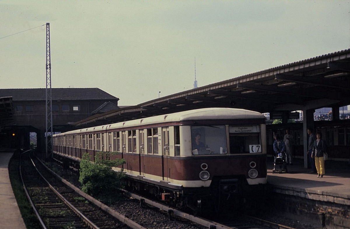 Ostberliner S-Bahn 277313 am 8.5.1989 im Bahnhof Warschauer Straße.