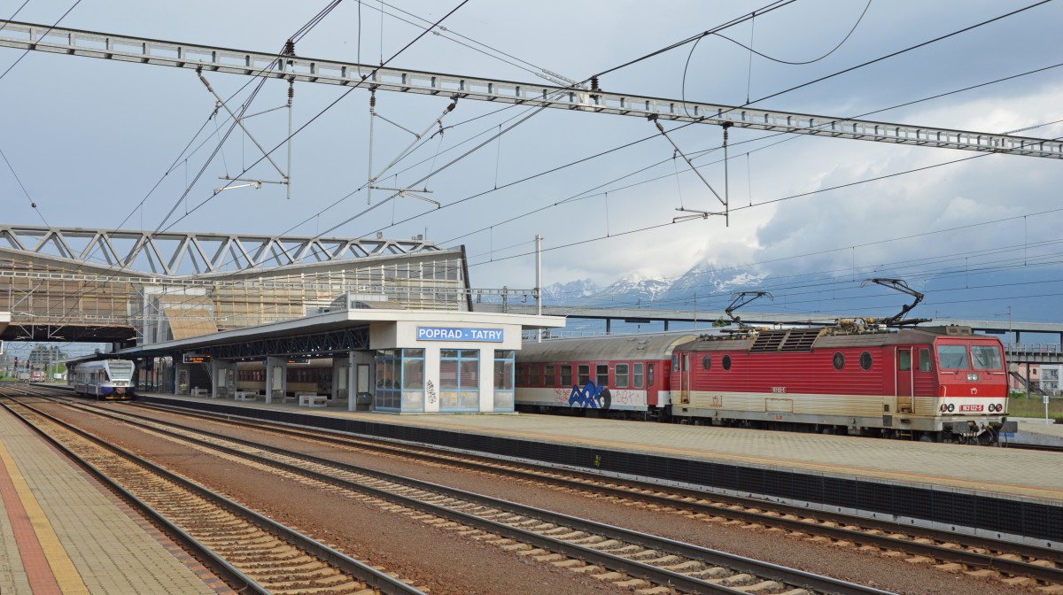 Ostblick auf Hauptbahnhof von Poprad/Deutschendorf mit der Hohen Tatra im Hintergrund; links Tw 840 005-7 vor Abfahrt als Os 8307 Poprad-Tatry (07:46) – Kežmarok/Käsmark (08:12); rechts 163 122-5 wird fährt mit Regionalzug Os 7811 Poprad-Tatry – Košice/Kaschau (Abf. 08:42); 10.05.2014