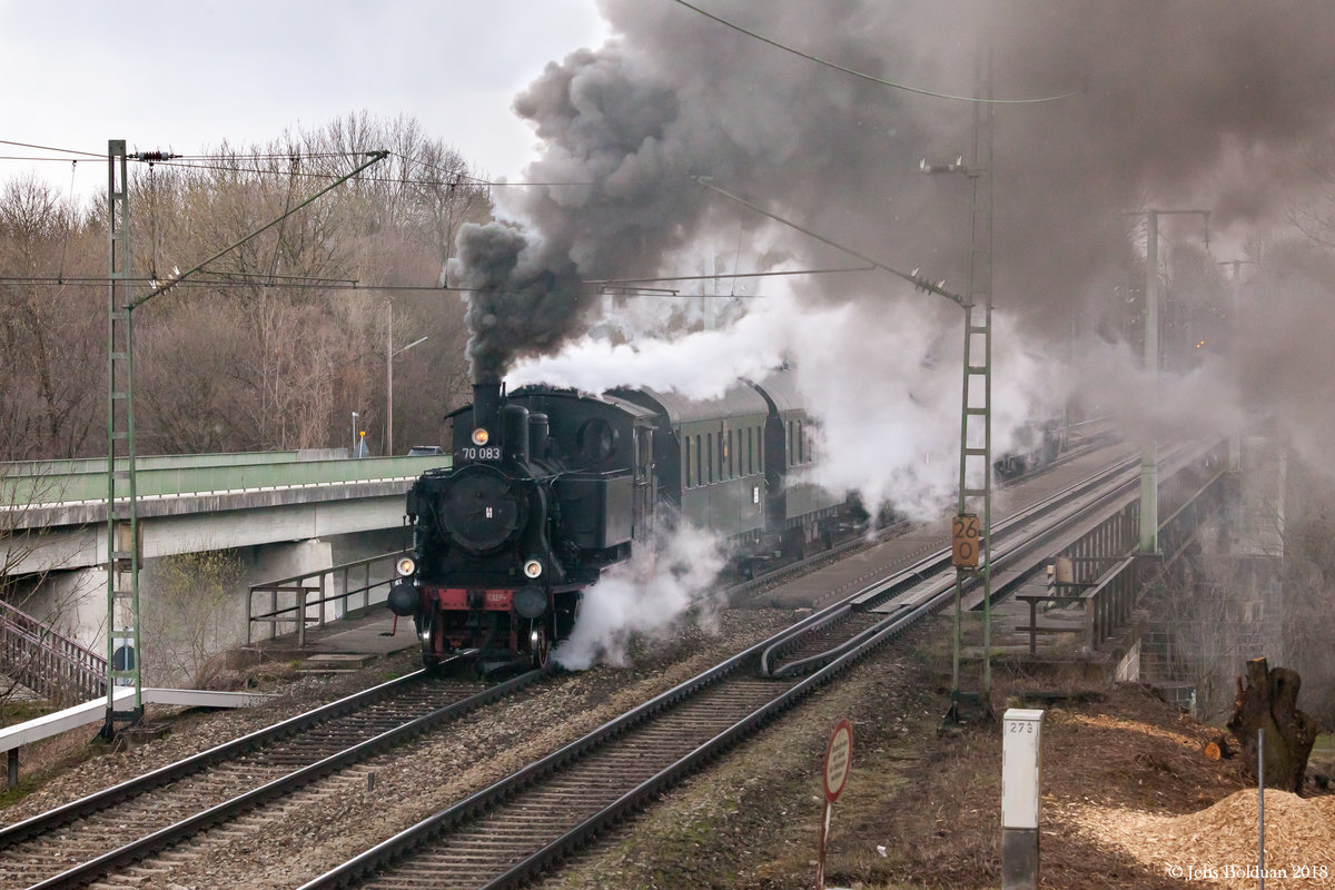 Osterdampffahrten des Bayerischen Localbahnvereins (BLV) am 01. April 2018 in München. 70 083 wird am Zugende von Lokomotion 212 249  Clärchen  unterstützt. Anfahrt nach einem Aussichtshalt auf der Leinthaler Brücke. 