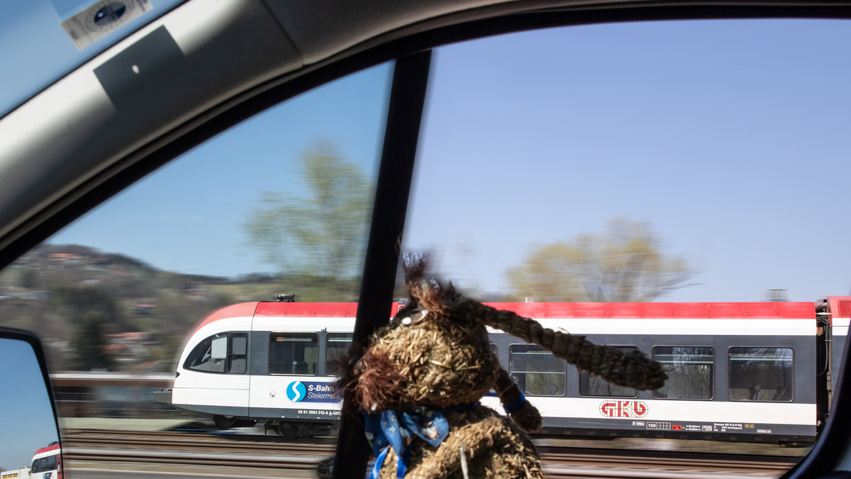 Ostermontag 2020 .
Der Osterhase geht auf Distanz und fährt bei mir im Dienstauto mit ( 9.04.2020)

Schönen Ostermontag 