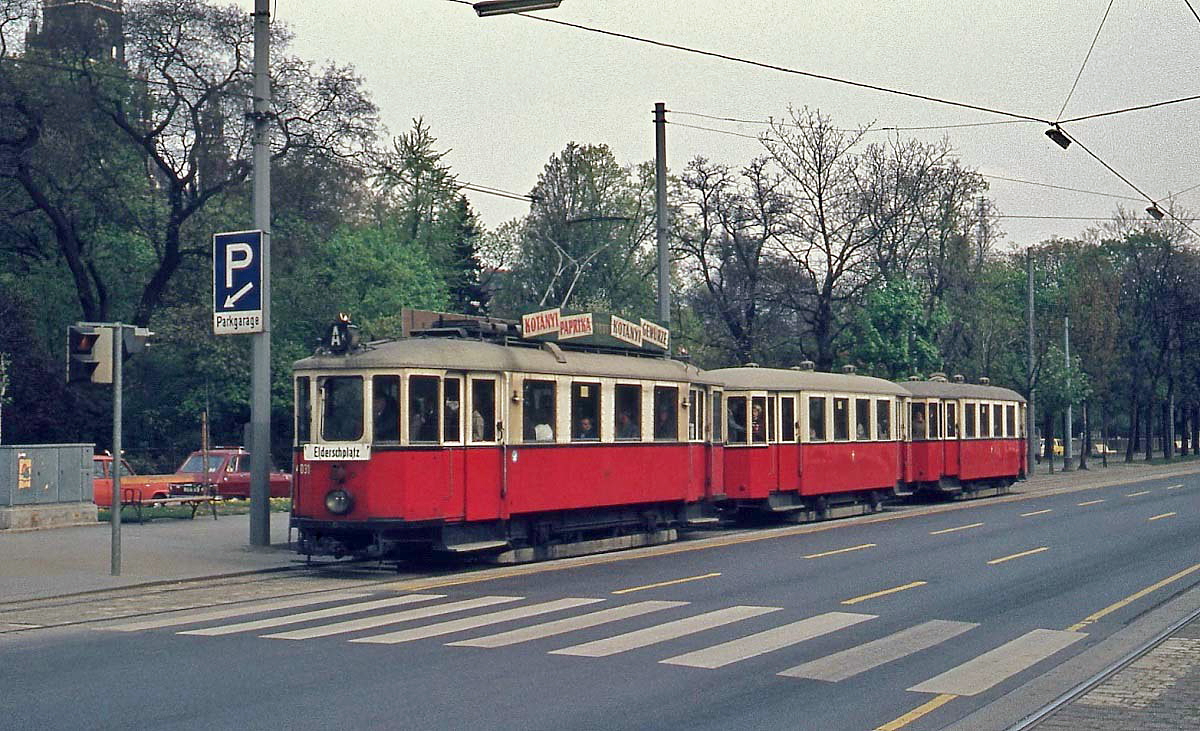 Ostern 1974 in Wien: Auf dem Universitätsring fährt ein klassischer Dreiwagenzug der zeitlos schönen Type M als Linie Ak zum Elderschplatz. Der noch mit Lyrabügel ausgestattete M 4031 war fünfzig Jahre bei den Wiener Verkehrsbetrieben im Einsatz, abgeliefert wurde er am 04.04.1928 und erst am 28.12.1978 außer Dienst gestellt.