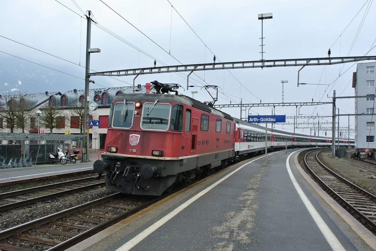 Ostern 2016 am Gotthard; Auch der nur saisonal verkehrende IR 2413 Zrich-Chiasso wurde stark verlngert. Zum Einsatz kam eine Komp welche sonst Mo-Fr als Einschaltzug Luzern-Zrich-Luzern fhrt und am Wochenende normalerweise im Stilllager in Luzern ist: Re 4/4 II 11251 mit 6 B(pm51 Refit), 2 A EWIV und Apm61 Refit bei Einfahrt in Arth-Goldau, 25.03.2016.