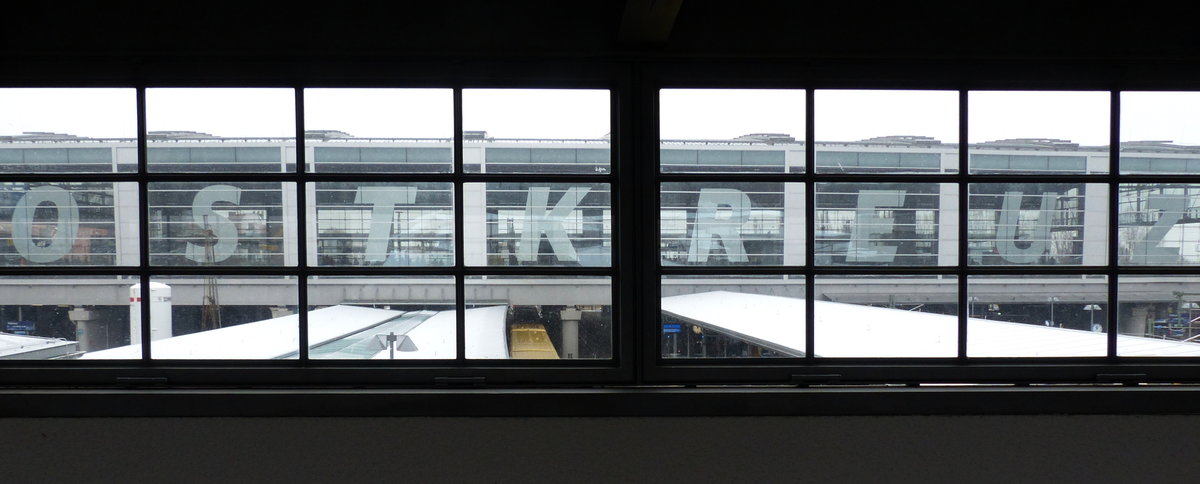  OSTKREUZ . Blick von der Fußgängerbrücke auf die Ringbahnhalle. 9.12.2017, Berlin Ostkreuz