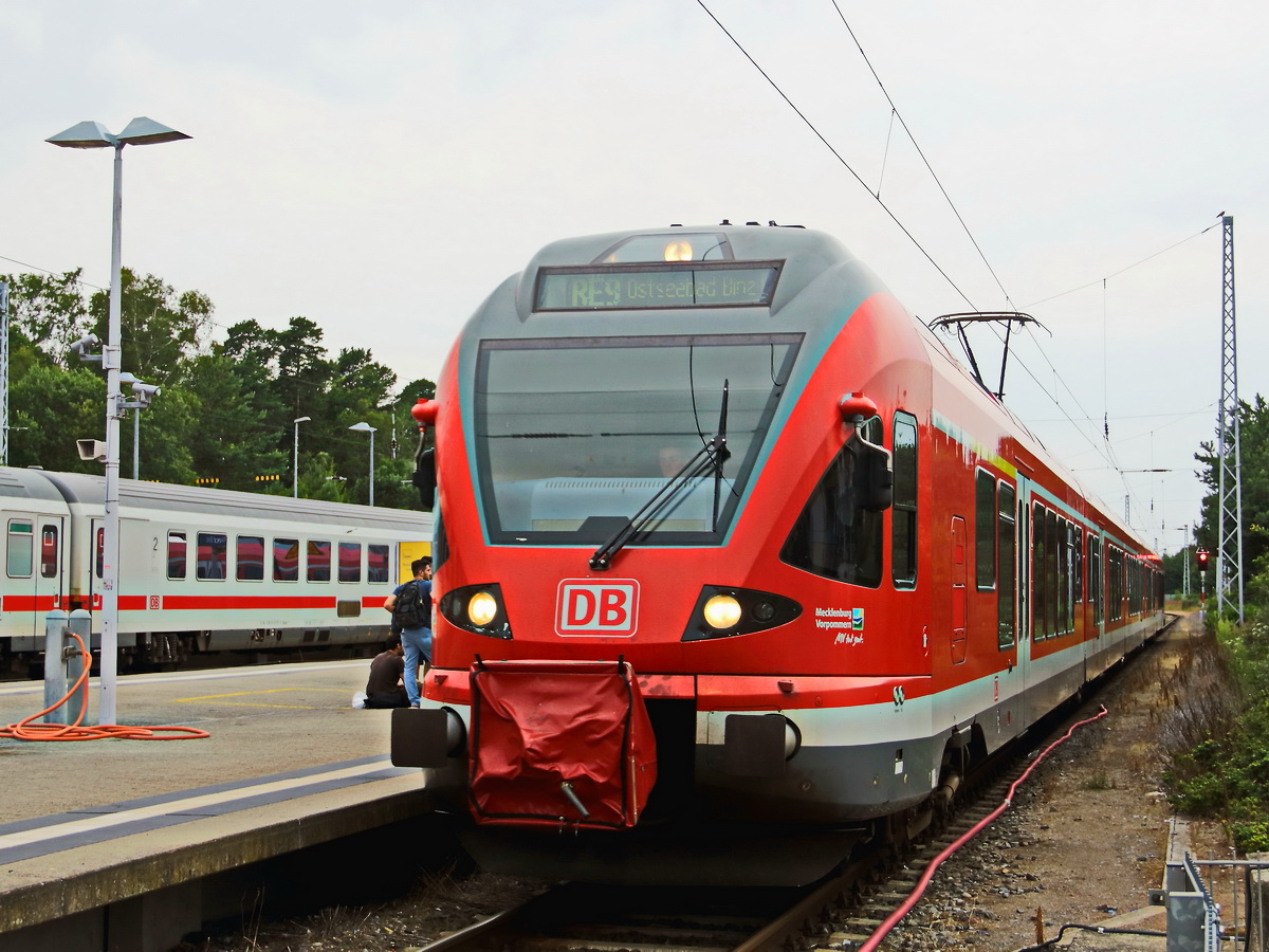 Ostseebad Binz (Binz Großbahnhof) am 22. Juli 2017, Einfahrt 429 530-9 (94 80 0429 530-9 D-DB) mit dem RB 9 von Stralsund.