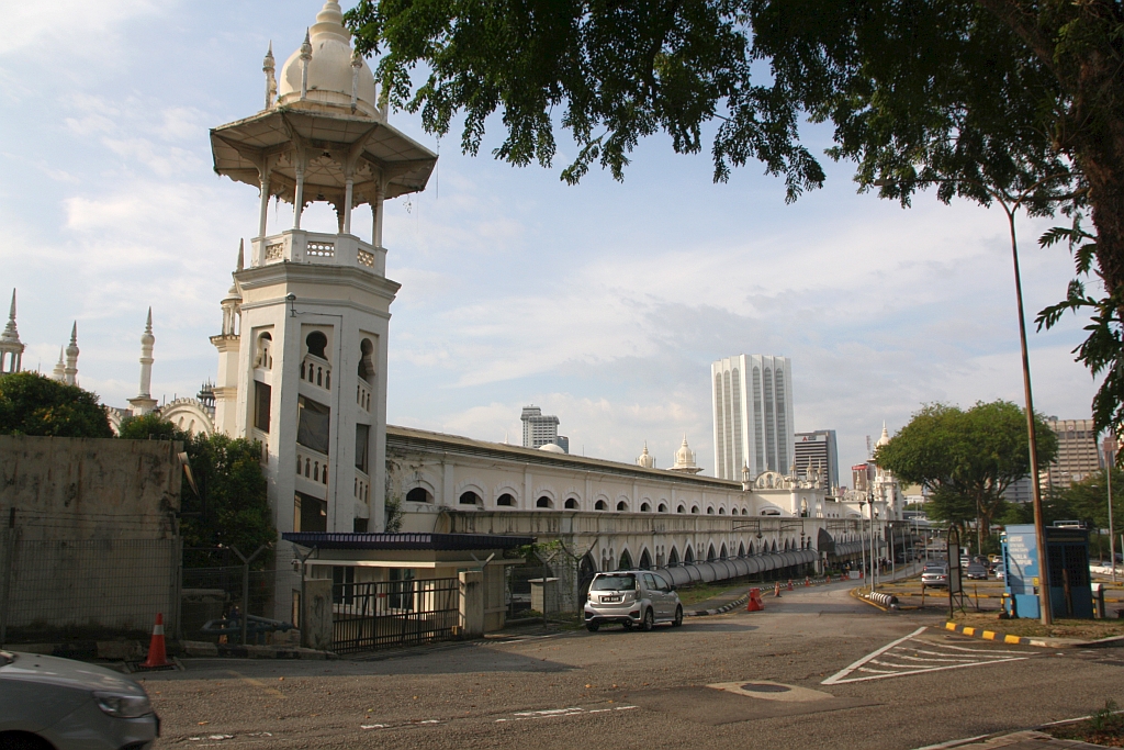 Ostseite der KTM Stesen Kuala Lumpur am 11.März 2024. - Seit der umfassenden Renovierung im Jahr 1986  eher anspruchsloser als die Westseite.