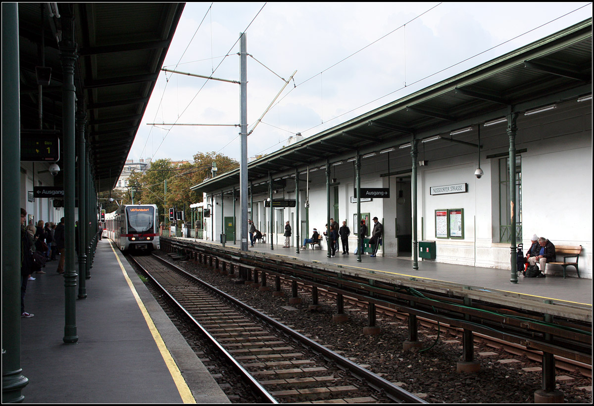 Otto Wagner Station -

Die Haltestelle Nussdorfer Straße ist eine der zahlreichen von Otto Wagner gestalteten Stadtbahnstationen in Wien, die noch weitgehend in ihrer ursprünglichen Form erhalten blieb. Im Gegensatz zur U4, wo bis auf zwei Stationen die Bahnsteigbereiche modern umgestaltet wurden, ging man bei den Gürtelstationen U6 einen anderen Weg. Da der Bau von Hochbahnsteigen einen zu großen Eingriff in die Architektur bedeutet hätte, verzichtete man auf die Umstellung auf 'richtige' U-Bahnwagen und blieb bei einem eher straßenbahnähnlichen Triebwagen, einem Niederflur-Stadtbahnwagen. Auch bei der Stromversorgung blieb man im Gegensatz zur 'echten' U-Bahn bei der Oberleitung.

08.10.2016 (M)