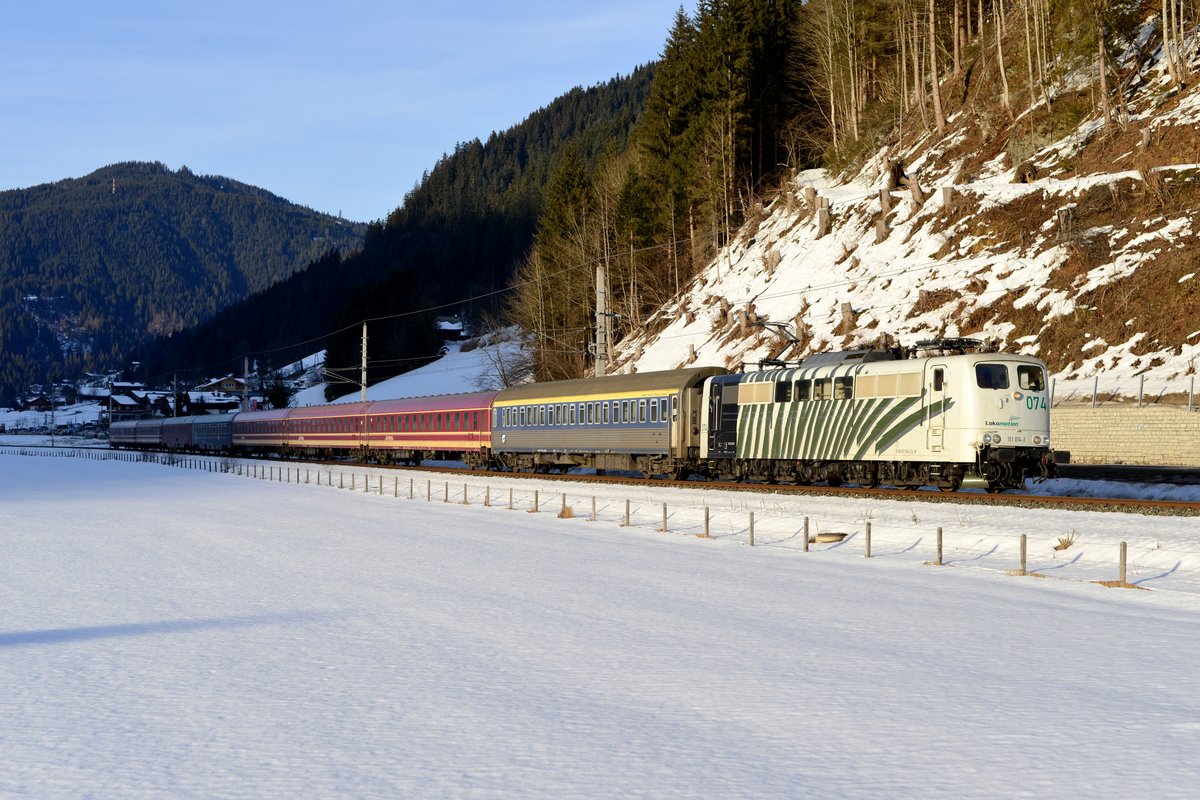  Out of the dark - into the light... . Zum Abschluss des Ausfluges am 11. Februar 2017 wurde es nochmal richtig spannend. Mich eingeschlossen warteten über vierzig (!) Fotografen in Eben im Pongau auf den Leerpersonenzug von Bischofshofen nach Schladming. Fraglich war, was eher eintreten sollte: Die Vorbeifahrt des Zuges oder das Verschwinden des Sonnenlichtes. Glücklicherweise war dann ersteres der Fall und das grüne Zebra 151 074 mit dem bunten Turnuszug fand noch den Weg auf die SD-Karte der zum Teil von weit her angereisten Eisenbahnfreunde.