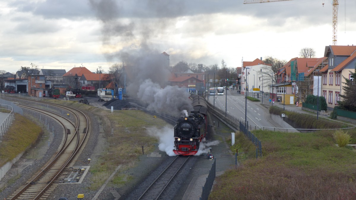 P 8933 mit 99 236 bei der Ausfahrt aus dem Bahnhof Wernigerode. Links ist die Normalspurstrecke von Goslar zu sehen. (23. Dezember 2015)