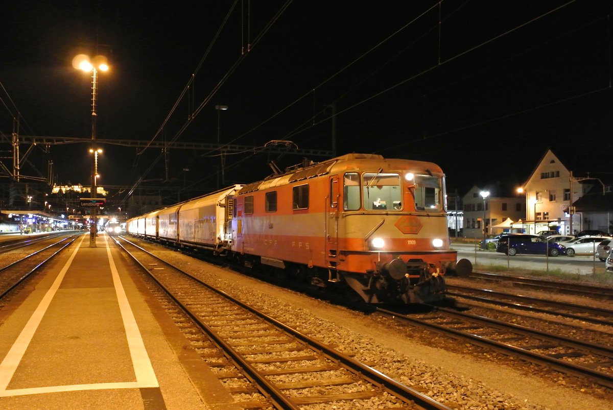P-BoBo im Einsatz bei Cargo: Re 4/4 II 11109 | 420 109-1 mit dem nchtlichen Expresszug Suhr-Genf beim Wenden in Lenzburg, 29.08.2019

