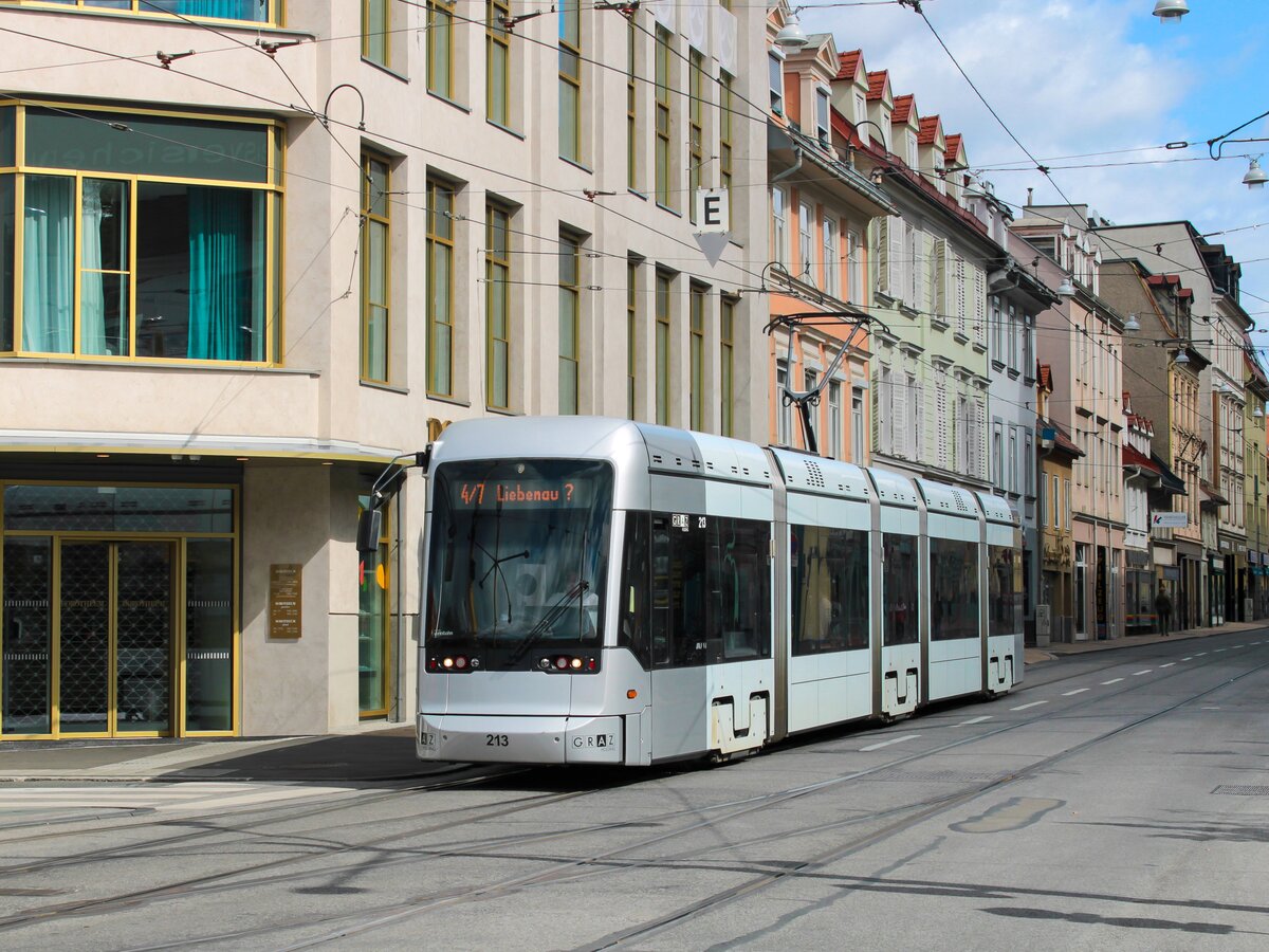 <p> <strong>Graz. Das <I>Aufsteirern</I> ist die größte volkskulturelle Veranstaltung in Österreich, bei der die steirische Kultur gefeiert wird. Nach 2 Jahren Pause, bedingt durch Corona, war es am 18. September 2022 endlich soweit, und das Aufsteirern wurde in Graz gefeiert. Bedingt dadurch, dass die Feierlichkeiten in der Innenstadt stattfanden, mussten alle Straßenbahnlinien an diesem Tag umgeleitet werden.<br />
Die Variobahn 213 ist hier auf der Sonderlinie 4/7 von LKH Med Uni nach Liebenau/Murpark unterwegs, aufgenommen am Jakominiplatz</p> </strong>