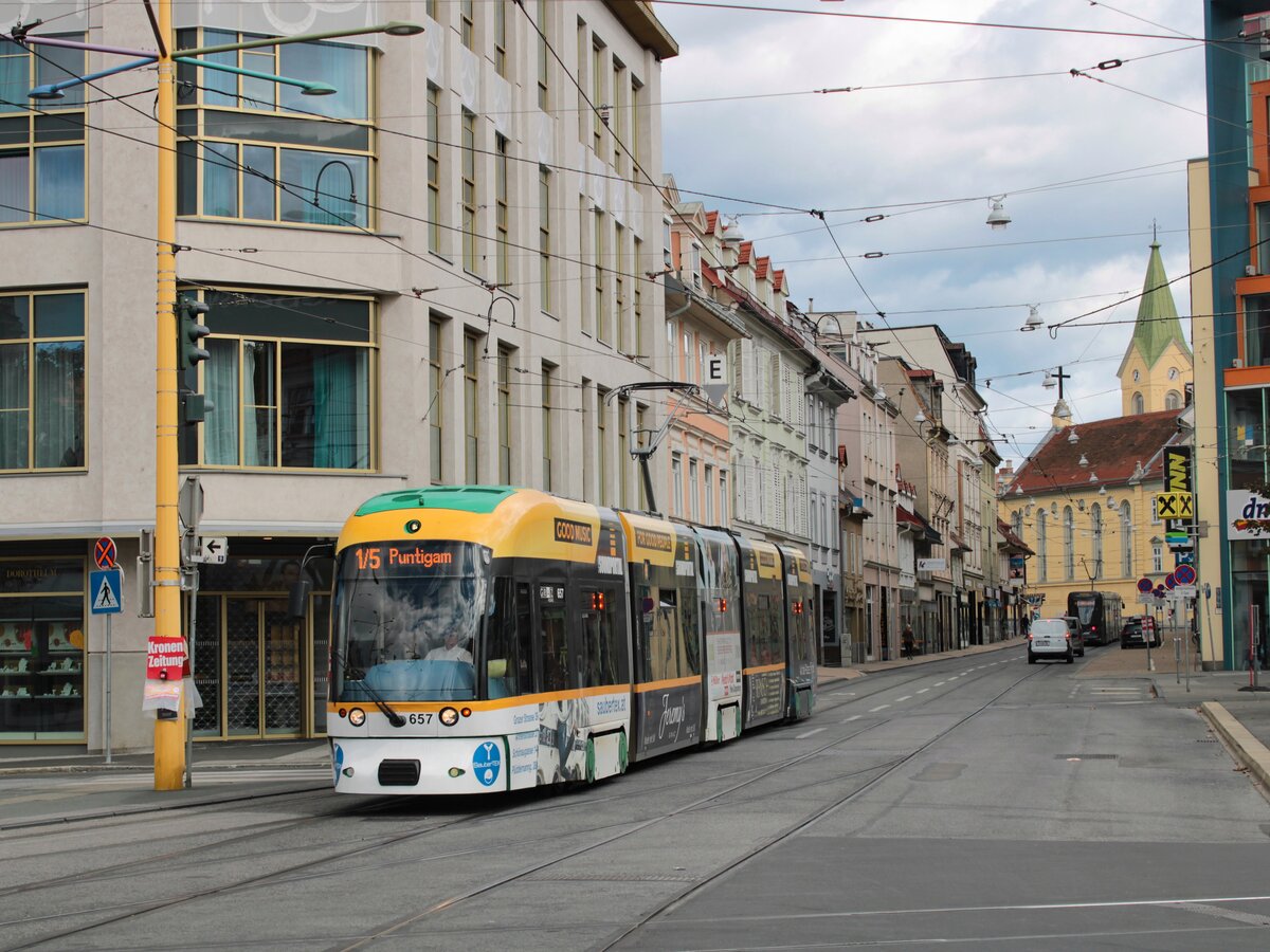 <p> <strong>Graz. Das <I>Aufsteirern</I> ist die größte volkskulturelle Veranstaltung in Österreich, bei der die steirische Kultur gefeiert wird. Nach 2 Jahren Pause, bedingt durch Corona, war es am 18. September 2022 endlich soweit, und das Aufsteirern wurde in Graz gefeiert. Bedingt dadurch, dass die Feierlichkeiten in der Innenstadt stattfanden, mussten alle Straßenbahnlinien an diesem Tag umgeleitet werden.<br />
Der Cityrunner 657 ist hier auf der Sonderlinie 1/5 von Mariatrost nach Puntigam unterwegs, aufgenommen am Jakominiplatz</p> </strong>