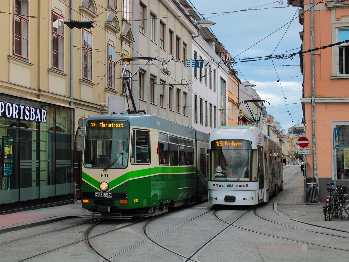 <p> <strong>Graz. Das <I>Aufsteirern</I> ist die größte volkskulturelle Veranstaltung in Österreich, bei der die steirische Kultur gefeiert wird. Nach 2 Jahren Pause, bedingt durch Corona, war es am 18. September 2022 endlich soweit, und das Aufsteirern wurde in Graz gefeiert. Bedingt dadurch, dass die Feierlichkeiten in der Innenstadt stattfanden, mussten alle Straßenbahnlinien an diesem Tag umgeleitet werden.<br />
Zwei Straßenbahnen der Sonderlinie 1/5 konnten von mir am Jakominiplatz aufgenommen werden.</p> </strong>