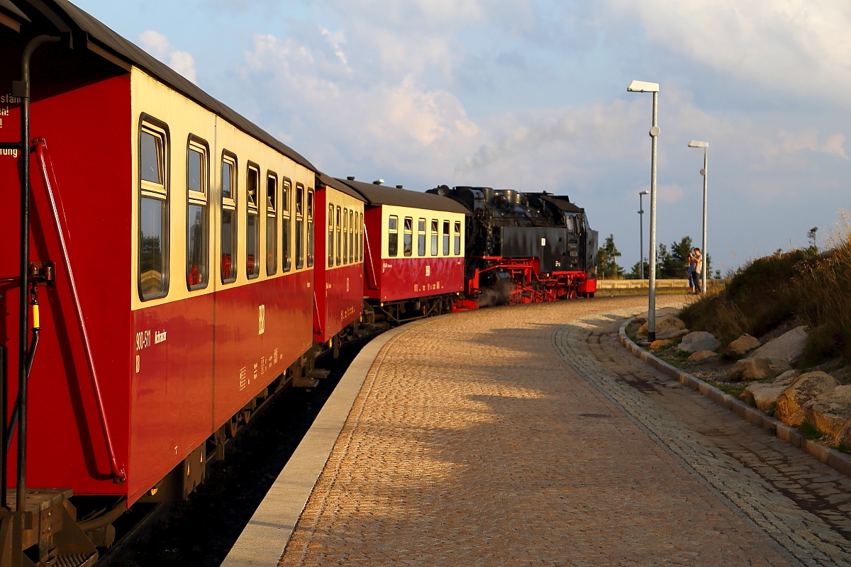 P8938 (Zuglok 99 7232) am Abend des 30.08.2019, abfahrbereit in Richtung Wernigerode, im Brockenbahnhof.