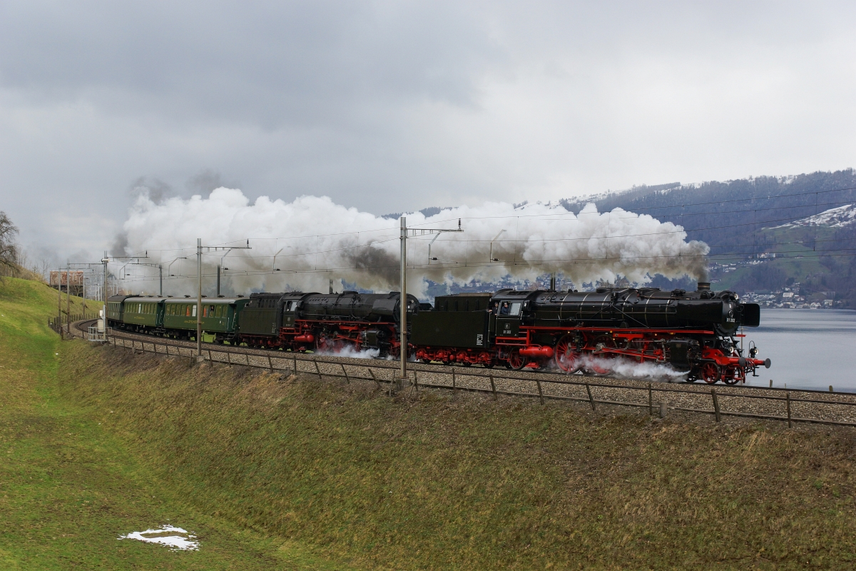 Pacific 01 202 und 01 1066 donnern am 05.03.2015 dem Zugersee entlang von Immensee Richtung Arth-Goldau.