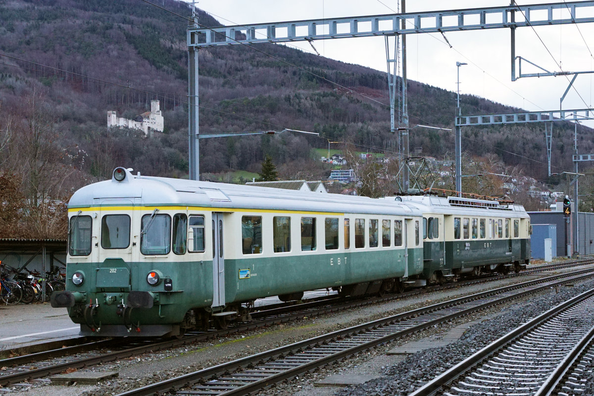 Pacific 01 202 mit Schaugüterzug  Zuckerrübentransport  Aarberg - Islikon vom 21. Dezember 2019. 
Um dieses einmalige Erlebnis auch noch hautnah zu verfolgen, wurde ein  Fotozug  mit dem Pendelzug Mirage  bestehend aus dem BDe 4/4 II 201 und dem ABt 202 eingesetzt.
Bahnhofsausfahrt Oensingen mit Schloss Neu-Bechburg. 
Foto: Walter Ruetsch