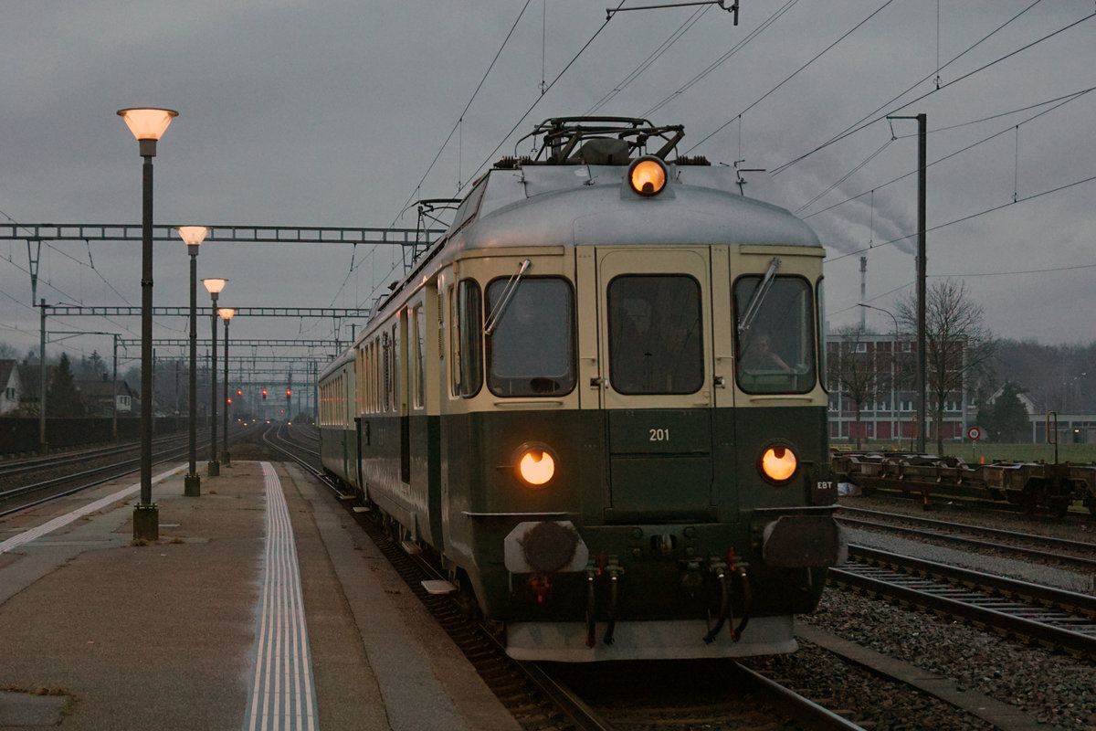 Pacific 01 202 mit Schaugüterzug  Zuckerrübentransport  Aarberg - Islikon vom 21. Dezember 2019. 
Um dieses einmalige Erlebnis auch noch hautnah zu verfolgen, wurde ein  Fotozug  mit dem Pendelzug Mirage  bestehend aus dem BDe 4/4 II 201 und dem ABt 202 eingesetzt. Wegen der Verpätung des Dampfgüterzuges passierte er vor der 01 202 den Bahnhof Luterbach-Attisholz.
Foto: Walter Ruetsch