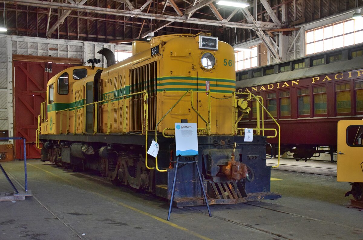 Pacific Great Eastern RS3 Diesel 561 ist mit 71 Jahren auch nicht mehr die Jüngste Lok. 1951 wurde sie von Montreal Locomotive Works gebaut. it 1600PS ist die RS3 auch für den Güterverkehr geeinget. Die Lok wurde oft als Rangierlok zum rangieren auf Drehscheiben oder bereitstellen oder abziehen von Zügen an Bahnhöfen eingesetzt.

Squamish 13.08.2022