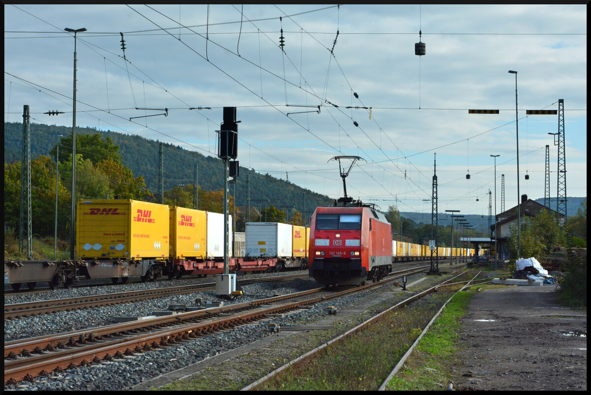 Pakete falsch zugestellt – DHL-Zug auf Abwegen: Der Paket-Express KT 50133 Lehrte MegaHub - Nürnberg Hafen wurde am Samstag, 05.10.2024, auf seinem Weg nach Süden am Abzweig Gemünden Zollberg irrtümlicherweise fehlgeleitet und landete in Lohr Bahnhof. Dort musste der DHL-Paketzug „Kopf machen“, d. h. der Lokführer kuppelte seine Lokomotive DB Cargo 152 145-9 vom Zug ab, setzte über Gleis 1 um und kuppelte sie am anderen Ende des Zuges wieder an. Dabei blockierte der Zug das Streckengleis in Richtung Aschaffenburg, s. d. auch ICE, Regional- und Güterverkehr davon betroffen waren. Das Überholgleis (Gleis 155) stand für diese Aktion nicht zur Verfügung, da es durch einen abgestellten Güterzug belegt war. Alle anderen Züge mussten mit verminderter Geschwindigkeit über das Nebengleis 154 vorbei geleitet werden.
Mittlerweile hatte der Lokführer Feierabend und sein Ablöser saß in Würzburg fest. Aufgrund dieser Misere erreichte der DHL-Paketzug an diesem Tag sein Ziel nicht mehr. Erst am nächsten Tag – mit mehr als 18 Stunden Verspätung – konnten die Pakete endlich zugestellt werden. 