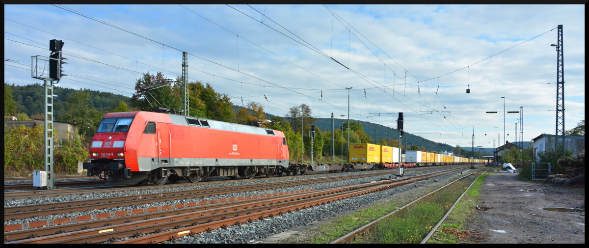Pakete falsch zugestellt – DHL-Zug auf Abwegen: Der Paket-Express KT 50133 Lehrte MegaHub - Nürnberg Hafen wurde am Samstag, 05.10.2024, auf seinem Weg nach Süden am Abzweig Gemünden Zollberg irrtümlicherweise fehlgeleitet und landete in Lohr Bahnhof. Dort musste der DHL-Paketzug „Kopf machen“, d. h. der Lokführer kuppelte seine Lokomotive DB Cargo 152 145-9 vom Zug ab, setzte über Gleis 1 um und kuppelte sie am anderen Ende des Zuges wieder an. Dabei blockierte der Zug das Streckengleis in Richtung Aschaffenburg, s. d. auch ICE, Regional- und Güterverkehr davon betroffen waren. Das Überholgleis (Gleis 155) stand für diese Aktion nicht zur Verfügung, da es durch einen abgestellten Güterzug belegt war. Alle anderen Züge mussten mit verminderter Geschwindigkeit über das Nebengleis 154 vorbei geleitet werden.
Mittlerweile hatte der Lokführer Feierabend und sein Ablöser saß in Würzburg fest. Aufgrund dieser Misere erreichte der DHL-Paketzug an diesem Tag sein Ziel nicht mehr. Erst am nächsten Tag – mit mehr als 18 Stunden Verspätung – konnten die Pakete endlich zugestellt werden. 